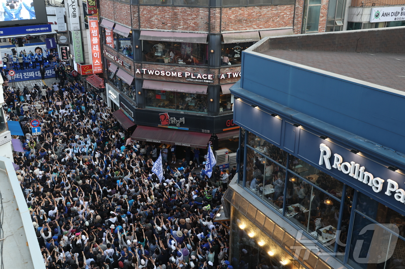 (천안=뉴스1) 안은나 기자 = 이재명 더불어민주당 대통령 후보가 캐스팅보트인 충청권 공략에 나선 25일 오후 충남 천안시 신부문화거리를 찾아 지지를 호소하고 있다. (공동취재) …