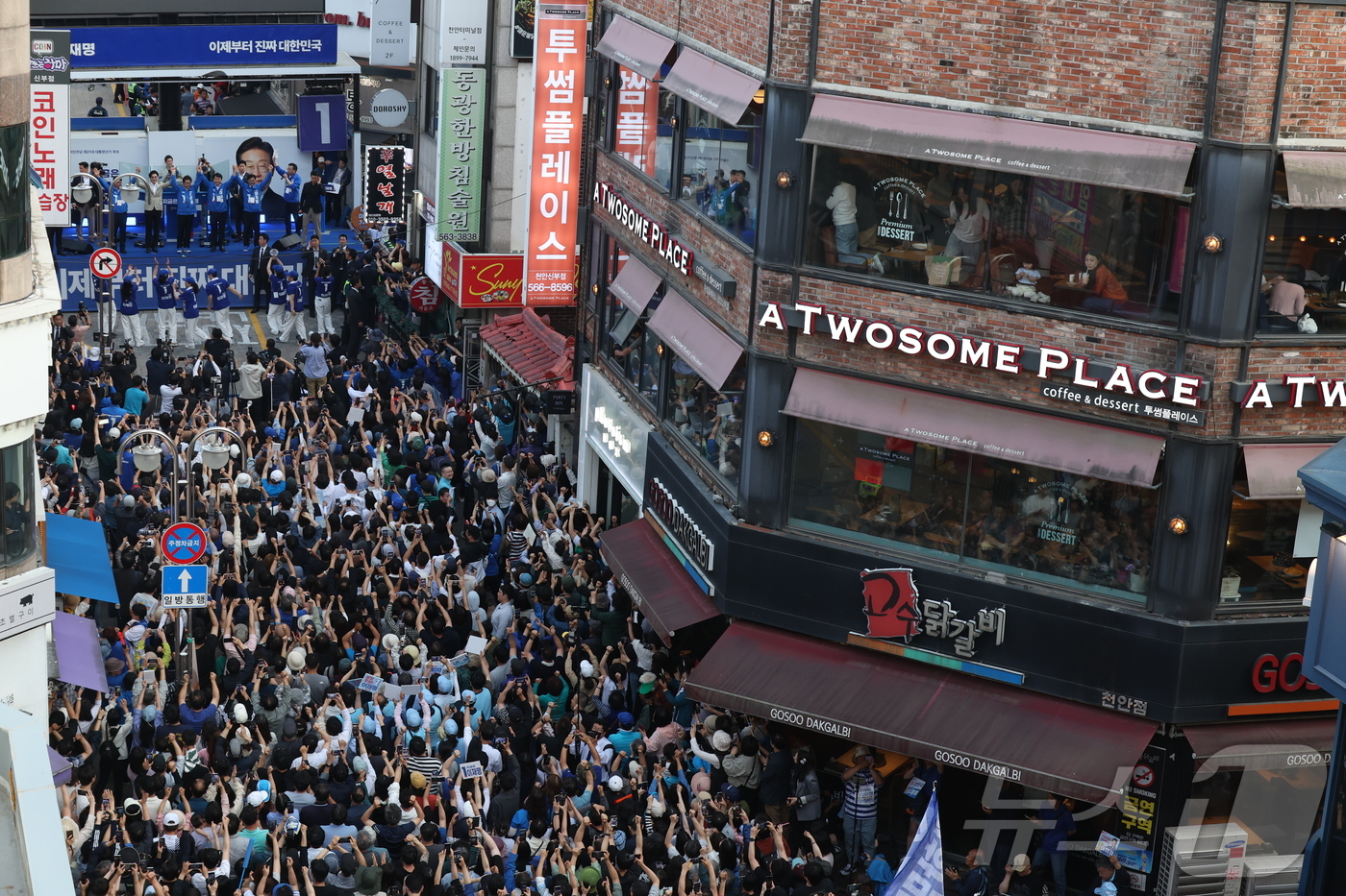 (천안=뉴스1) 안은나 기자 = 이재명 더불어민주당 대통령 후보가 캐스팅보트인 충청권 공략에 나선 25일 오후 충남 천안시 신부문화거리를 찾아 지지를 호소하고 있다. (공동취재) …