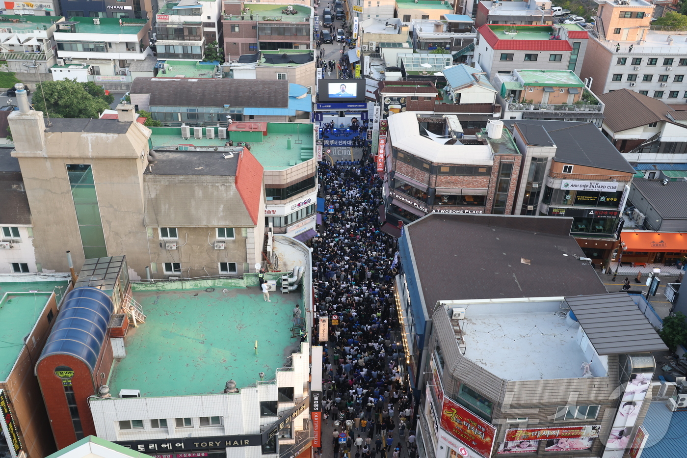 (천안=뉴스1) 안은나 기자 = 이재명 더불어민주당 대통령 후보가 캐스팅보트인 충청권 공략에 나선 25일 오후 충남 천안시 신부문화거리를 찾아 지지를 호소하고 있다. (공동취재) …