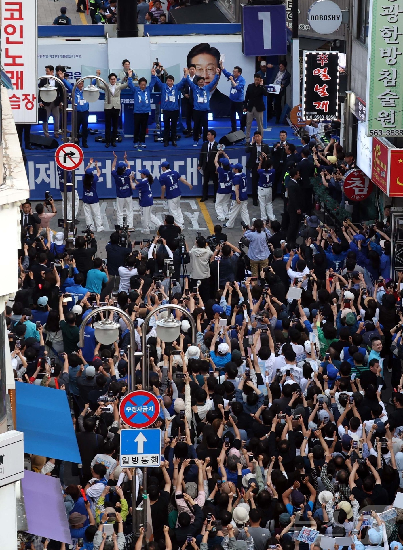 (천안=뉴스1) 안은나 기자 = 이재명 더불어민주당 대통령 후보가 캐스팅보트인 충청권 공략에 나선 25일 오후 충남 천안시 신부문화거리를 찾아 지지를 호소하고 있다. (공동취재) …
