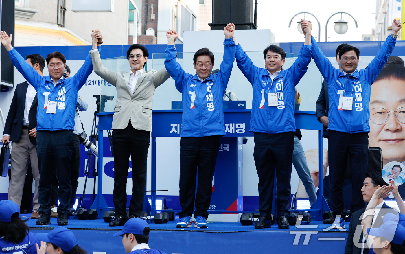 (천안=뉴스1) 안은나 기자 = 이재명 더불어민주당 대통령 후보가 캐스팅보트인 충청권 공략에 나선 25일 오후 충남 천안시 신부문화거리를 찾아 지지를 호소하고 있다. 2025.5. …