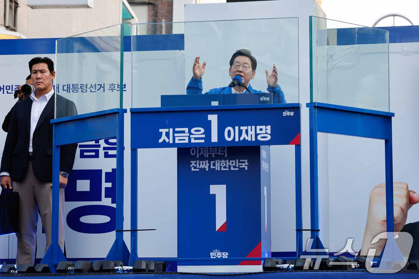 (천안=뉴스1) 안은나 기자 = 이재명 더불어민주당 대통령 후보가 캐스팅보트인 충청권 공략에 나선 25일 오후 충남 천안시 신부문화거리를 찾아 지지를 호소하고 있다. 2025.5. …