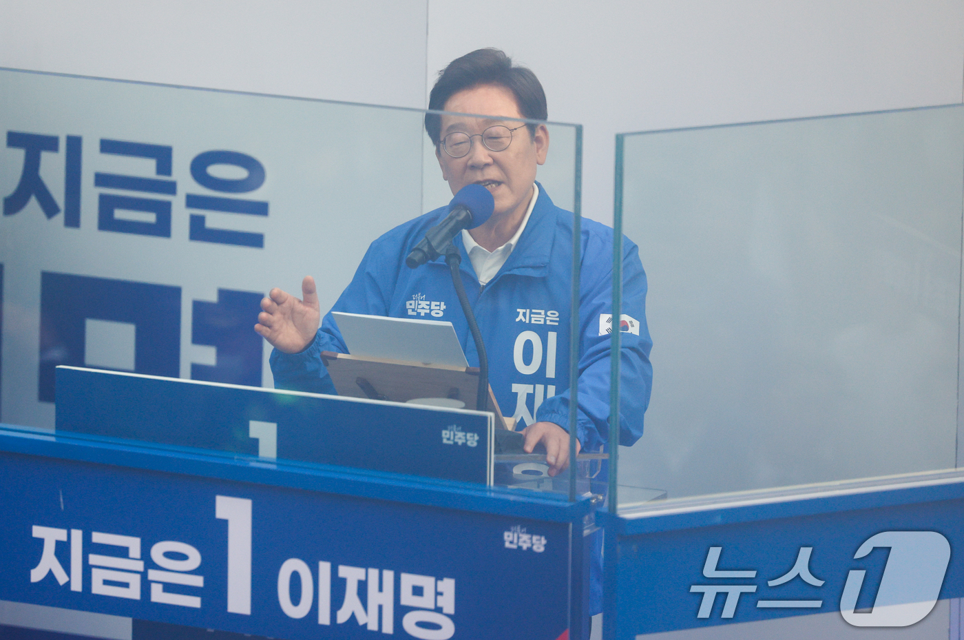 (천안=뉴스1) 안은나 기자 = 이재명 더불어민주당 대통령 후보가 캐스팅보트인 충청권 공략에 나선 25일 오후 충남 천안시 신부문화거리를 찾아 지지를 호소하고 있다. 2025.5. …