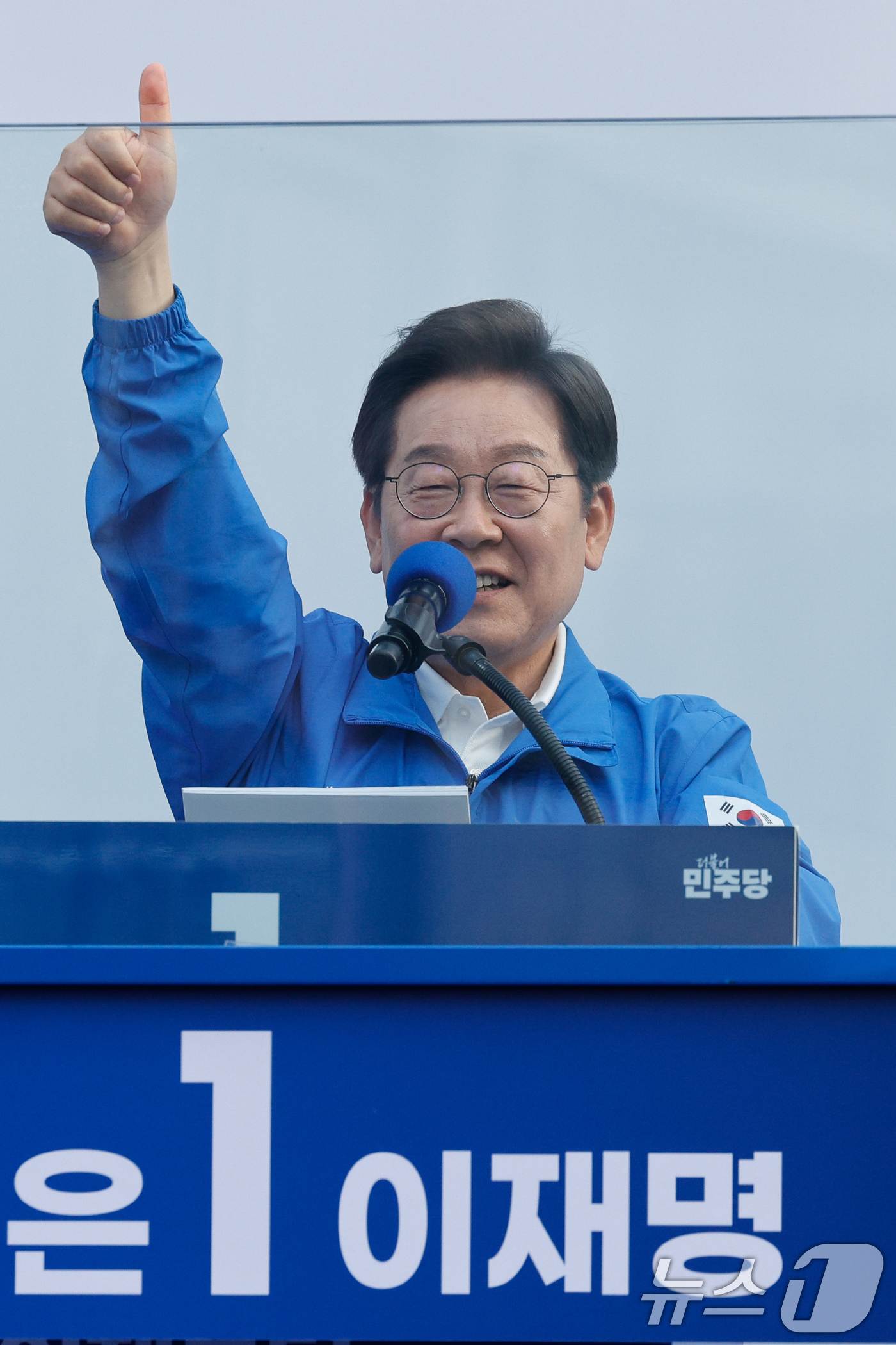 (천안=뉴스1) 안은나 기자 = 이재명 더불어민주당 대통령 후보가 캐스팅보트인 충청권 공략에 나선 25일 오후 충남 천안시 신부문화거리를 찾아 지지를 호소하고 있다. 2025.5. …