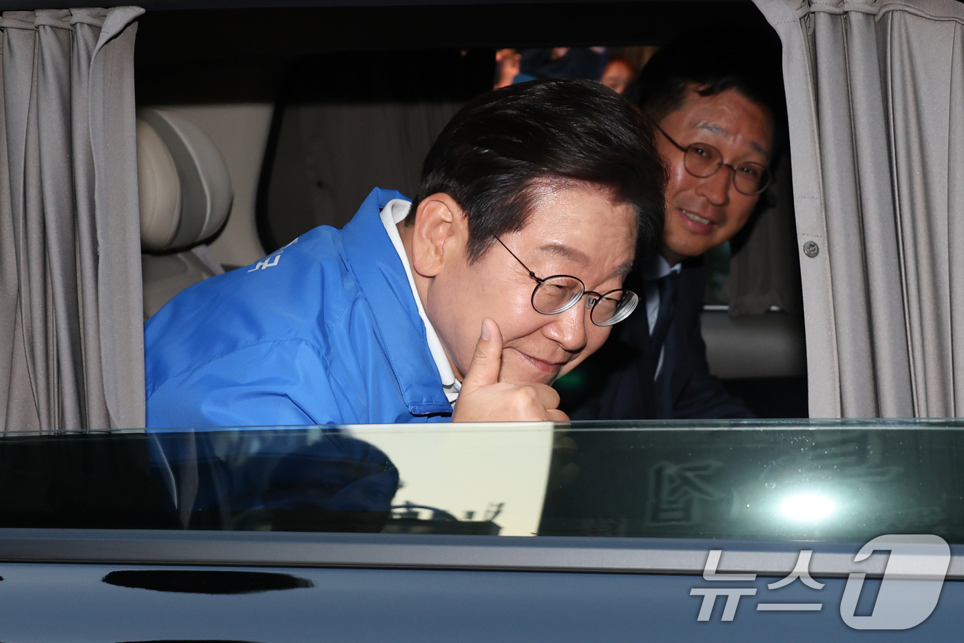 (천안=뉴스1) 안은나 기자 = 이재명 더불어민주당 대통령 후보가 캐스팅보트인 충청권 공략에 나선 25일 오후 충남 천안시 신부문화거리를 찾아 유세를 마친 뒤 인사하고 있다. 20 …