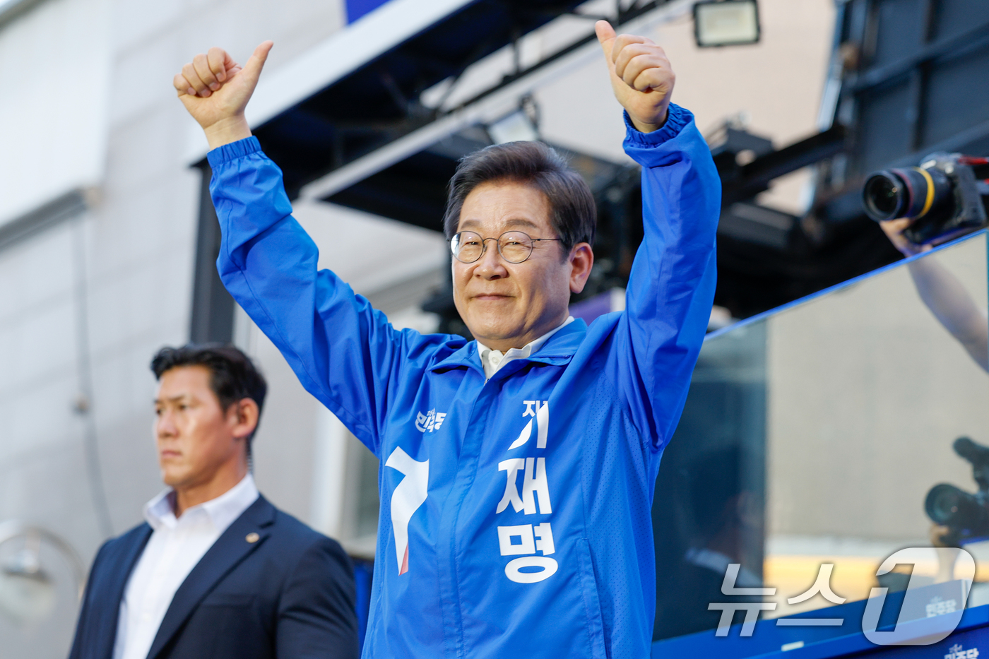 (천안=뉴스1) 안은나 기자 = 이재명 더불어민주당 대통령 후보가 캐스팅보트인 충청권 공략에 나선 25일 오후 충남 천안시 신부문화거리를 찾아 유세를 마친 뒤 인사하고 있다. 20 …