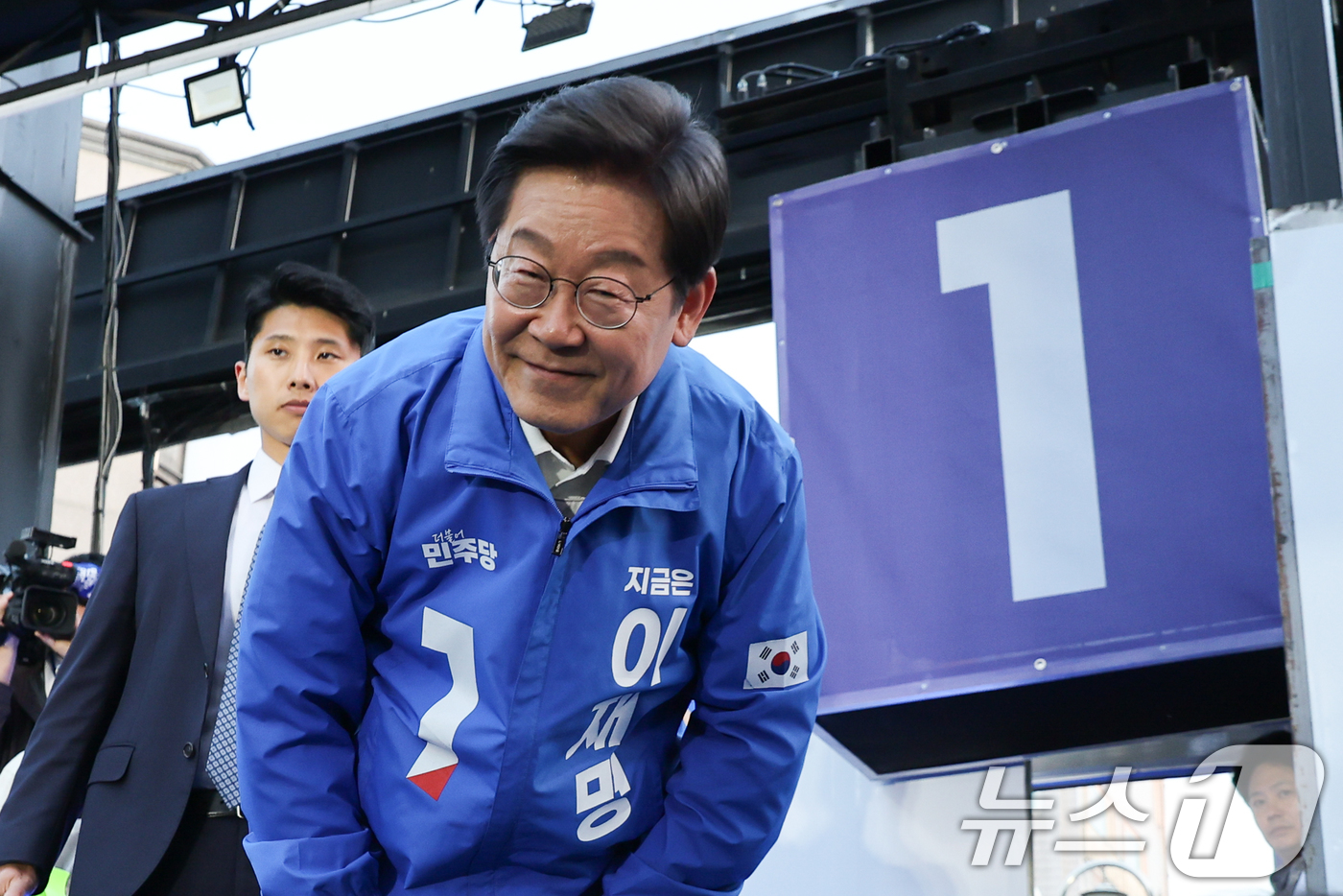 (천안=뉴스1) 안은나 기자 = 이재명 더불어민주당 대통령 후보가 캐스팅보트인 충청권 공략에 나선 25일 오후 충남 천안시 신부문화거리를 찾아 유세를 마친 뒤 인사하고 있다. 20 …