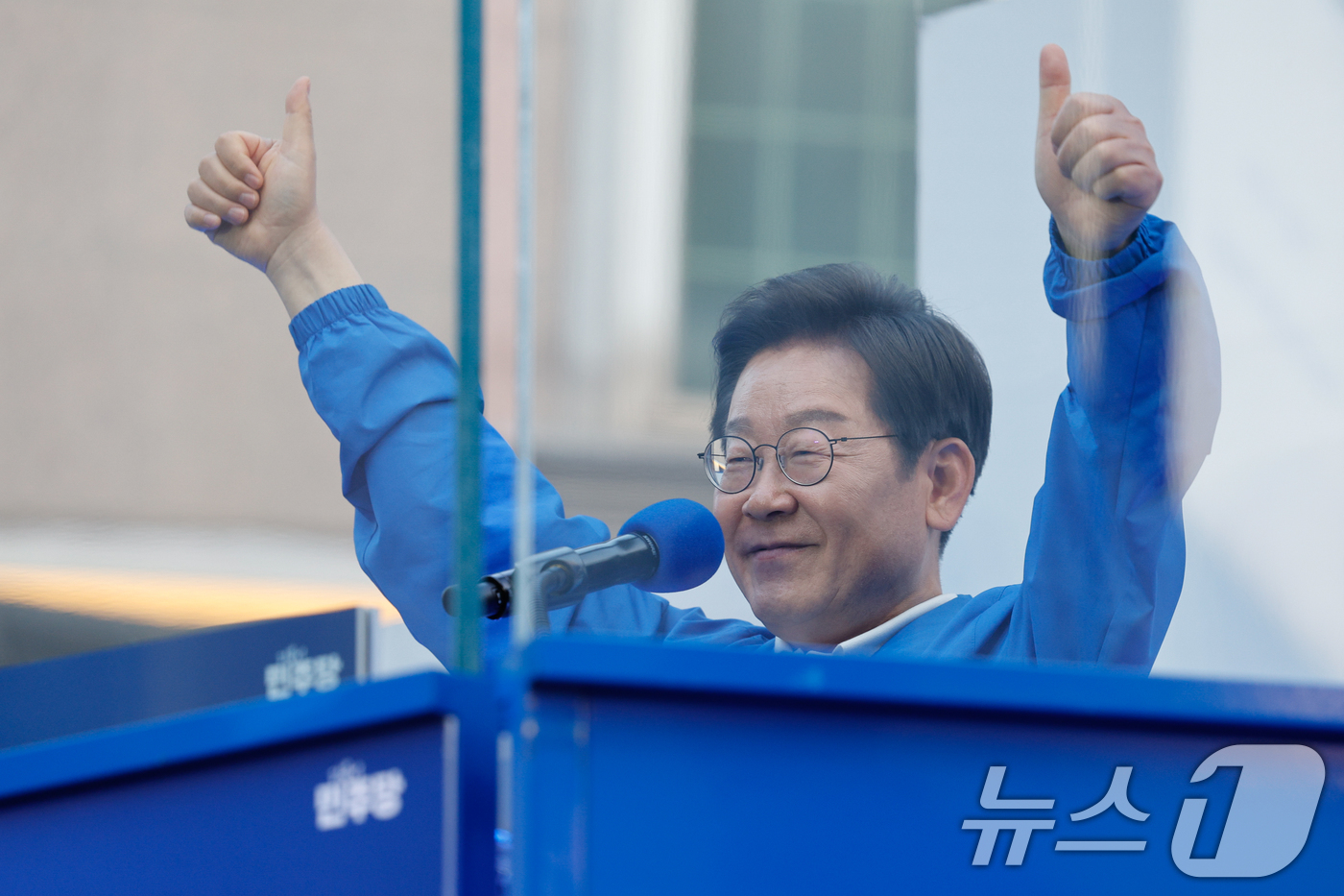 (천안=뉴스1) 안은나 기자 = 이재명 더불어민주당 대통령 후보가 캐스팅보트인 충청권 공략에 나선 25일 오후 충남 천안시 신부문화거리를 찾아 유세를 마친 뒤 인사하고 있다. 20 …