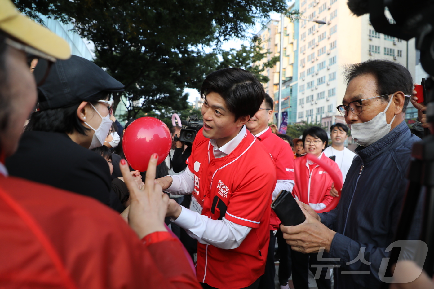 (제주=뉴스1) 홍수영 기자 = 김용태 국민의힘 비상대책위원장이 25일 제주시 노형동 제주우편집중국앞 교차로에서 김문수 대통령 후보 지지를 호소하고 있다. 2025.5.25/뉴스1 …