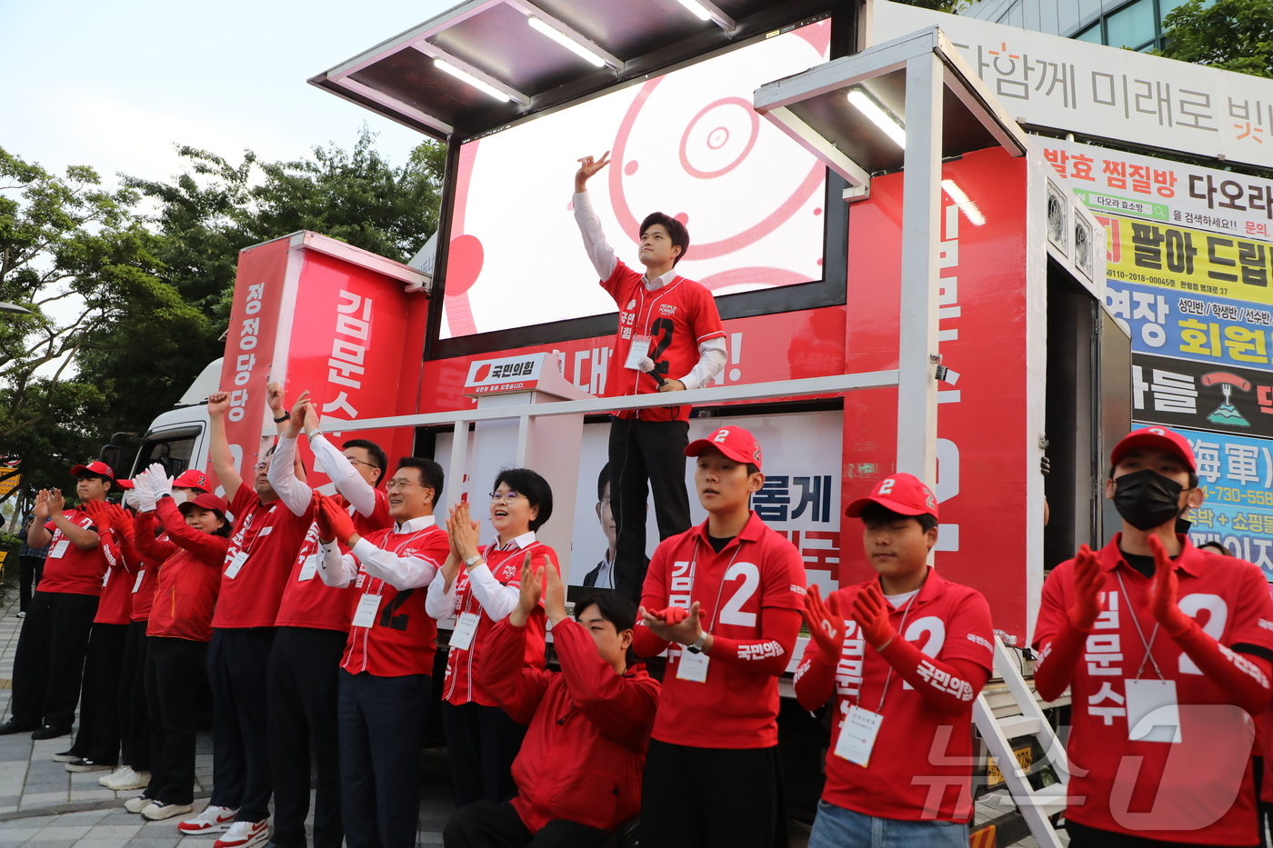 (제주=뉴스1) 홍수영 기자 = 김용태 국민의힘 비상대책위원장이 25일 제주시 노형동 제주우편집중국앞 교차로에서 김문수 대통령 후보 지지를 호소하고 있다. 2025.5.25/뉴스1 …