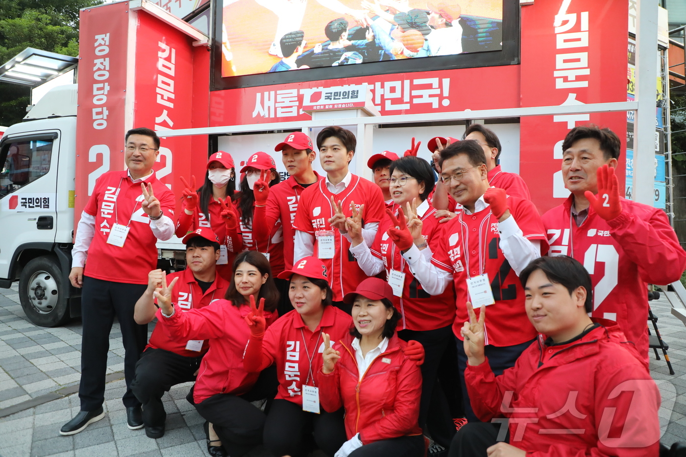 (제주=뉴스1) 홍수영 기자 = 김용태 국민의힘 비상대책위원장이 25일 제주시 노형동 제주우편집중국앞 교차로에서 김문수 대통령 후보 선거운동원들과 기념 촬영하고 있다. 2025.5 …