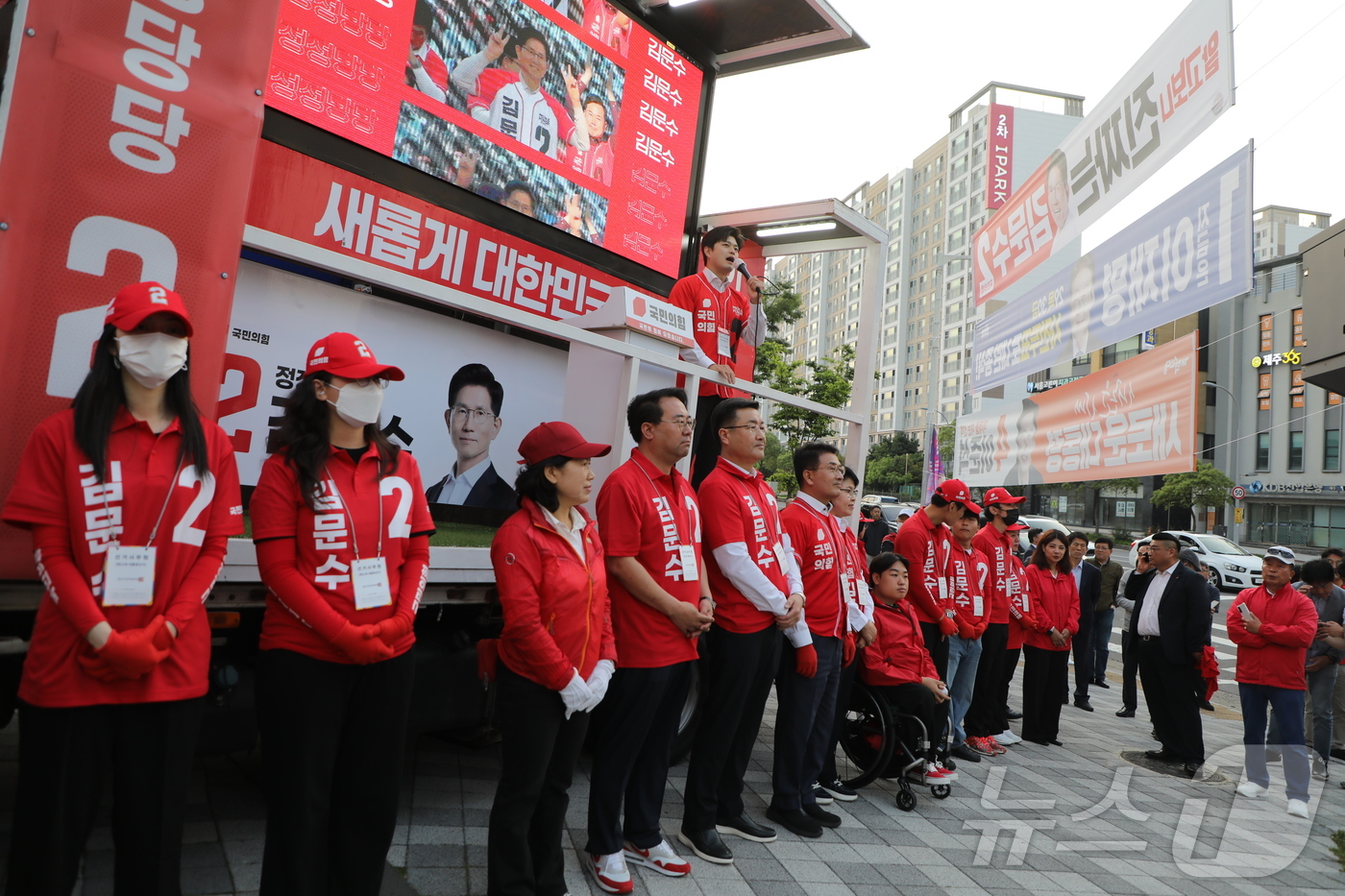 (제주=뉴스1) 홍수영 기자 = 김용태 국민의힘 비상대책위원장이 25일 제주시 노형동 제주우편집중국앞 교차로에서 김문수 대통령 후보 지지를 호소하고 있다. 2025.5.25/뉴스1 …