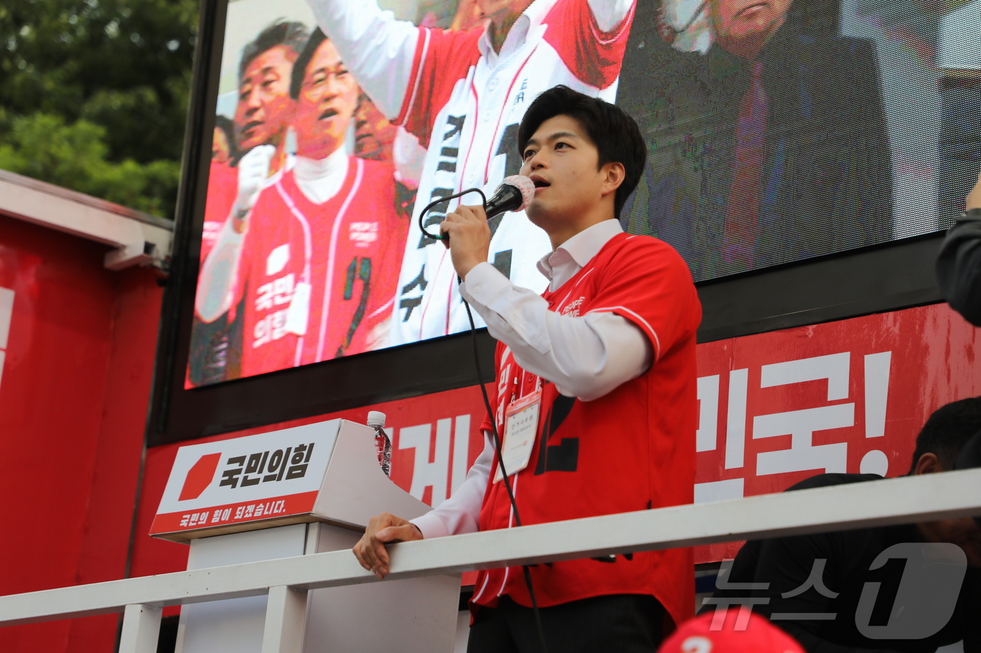 (제주=뉴스1) 홍수영 기자 = 김용태 국민의힘 비상대책위원장이 25일 제주시 노형동 제주우편집중국앞 교차로에서 김문수 대통령 후보 지지를 호소하고 있다. 2025.5.25/뉴스1 …