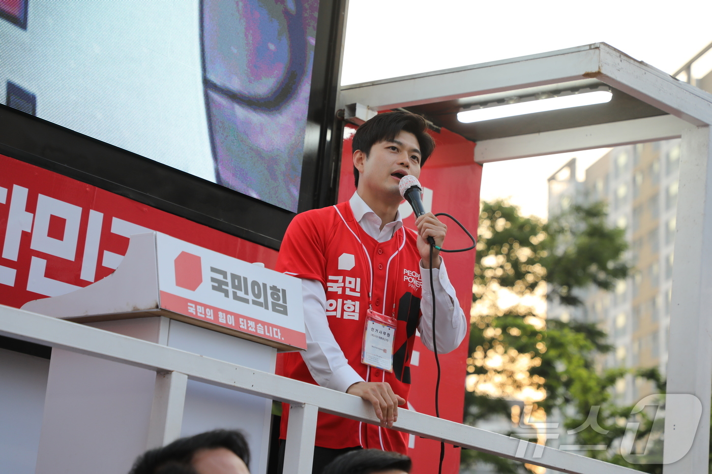 (제주=뉴스1) 홍수영 기자 = 김용태 국민의힘 비상대책위원장이 25일 제주시 노형동 제주우편집중국앞 교차로에서 김문수 대통령 후보 지지를 호소하고 있다. 2025.5.25/뉴스1 …