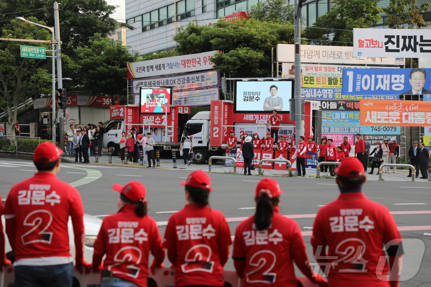 (제주=뉴스1) 홍수영 기자 = 김용태 국민의힘 비상대책위원장이 25일 제주시 노형동 제주우편집중국앞 교차로에서 김문수 대통령 후보 지지를 호소하고 있다. 2025.5.25/뉴스1 …