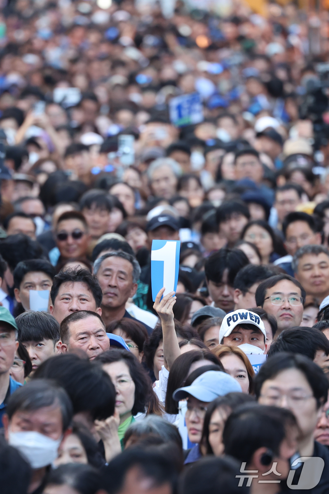(천안=뉴스1) 안은나 기자 = 이재명 더불어민주당 대통령 후보가 캐스팅보트인 충청권 공략에 나선 25일 오후 충남 천안시 신부문화거리에서 시민들이 진지한 표정으로 이 후보 연설을 …
