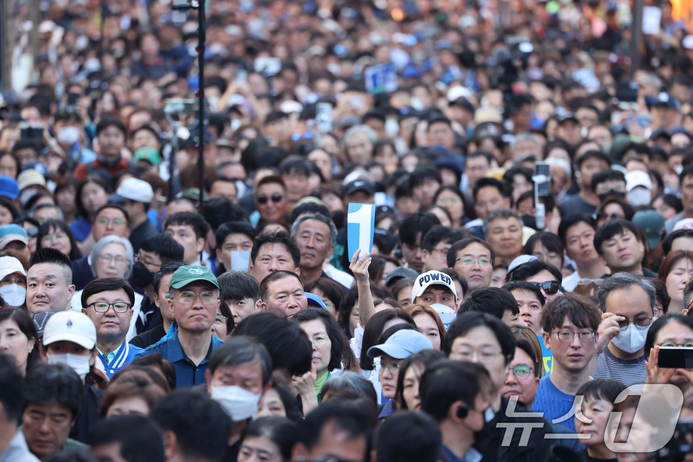 (천안=뉴스1) 안은나 기자 = 이재명 더불어민주당 대통령 후보가 캐스팅보트인 충청권 공략에 나선 25일 오후 충남 천안시 신부문화거리에서 시민들이 진지한 표정으로 이 후보 연설을 …
