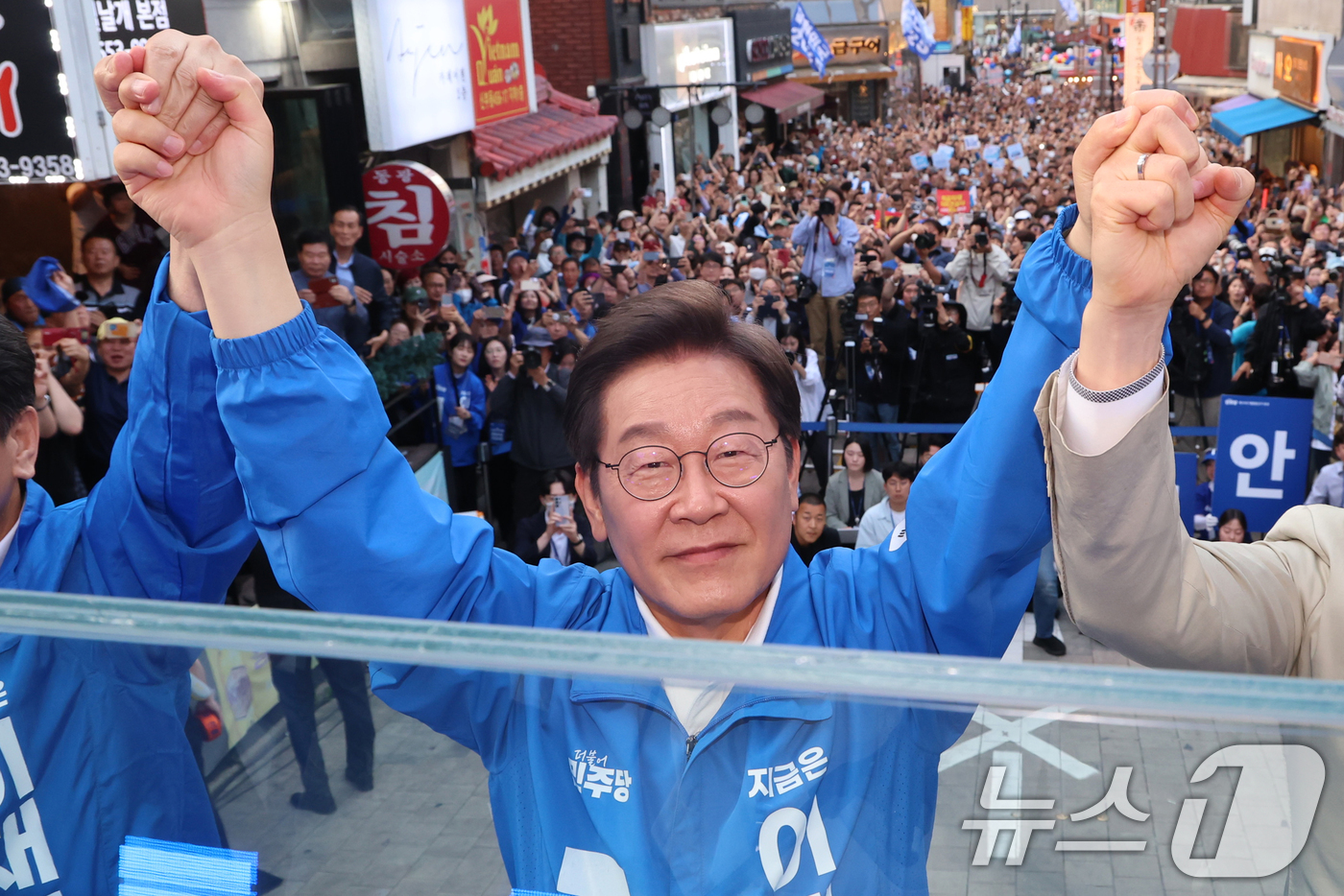 (천안=뉴스1) 안은나 기자 = 이재명 더불어민주당 대통령 후보가 캐스팅보트인 충청권 공략에 나선 25일 오후 충남 천안시 신부문화거리를 찾아 두팔을 번쩍 들며 인사하고 있다. ( …