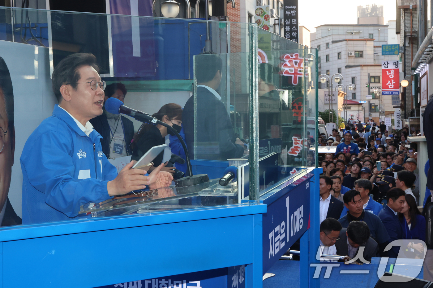 (천안=뉴스1) 안은나 기자 = 이재명 더불어민주당 대통령 후보가 캐스팅보트인 충청권 공략에 나선 25일 오후 충남 천안시 신부문화거리를 찾아 지지를 호소하고 있다. (공동취재) …