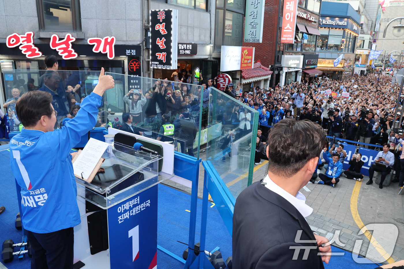 (천안=뉴스1) 안은나 기자 = 이재명 더불어민주당 대통령 후보가 캐스팅보트인 충청권 공략에 나선 25일 오후 충남 천안시 신부문화거리를 찾아 지지를 호소하고 있다. (공동취재) …