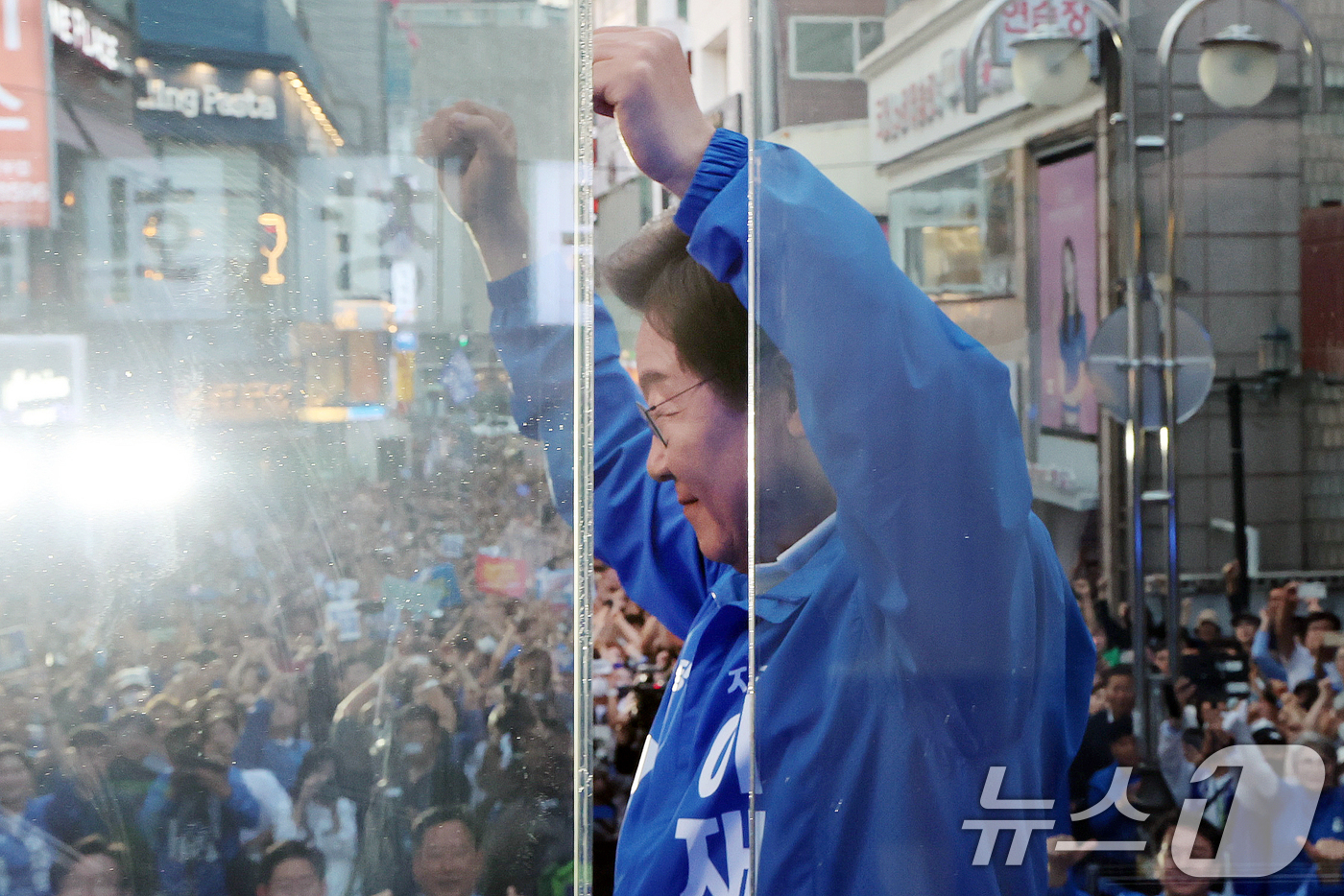 (천안=뉴스1) 안은나 기자 = 이재명 더불어민주당 대통령 후보가 캐스팅보트인 충청권 공략에 나선 25일 오후 충남 천안시 신부문화거리를 찾아 두팔을 번쩍 들며 인사하고 있다. ( …