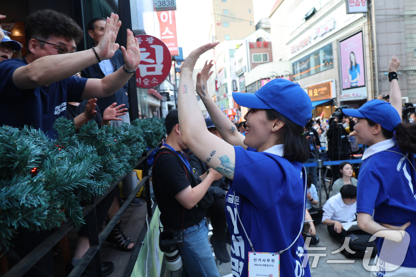 (천안=뉴스1) 안은나 기자 = 이재명 더불어민주당 대통령 후보가 캐스팅보트인 충청권 공략에 나선 25일 오후 충남 천안시 신부문화거리에서 선거운동원들이 열띤 유세를 펼치고 있다. …