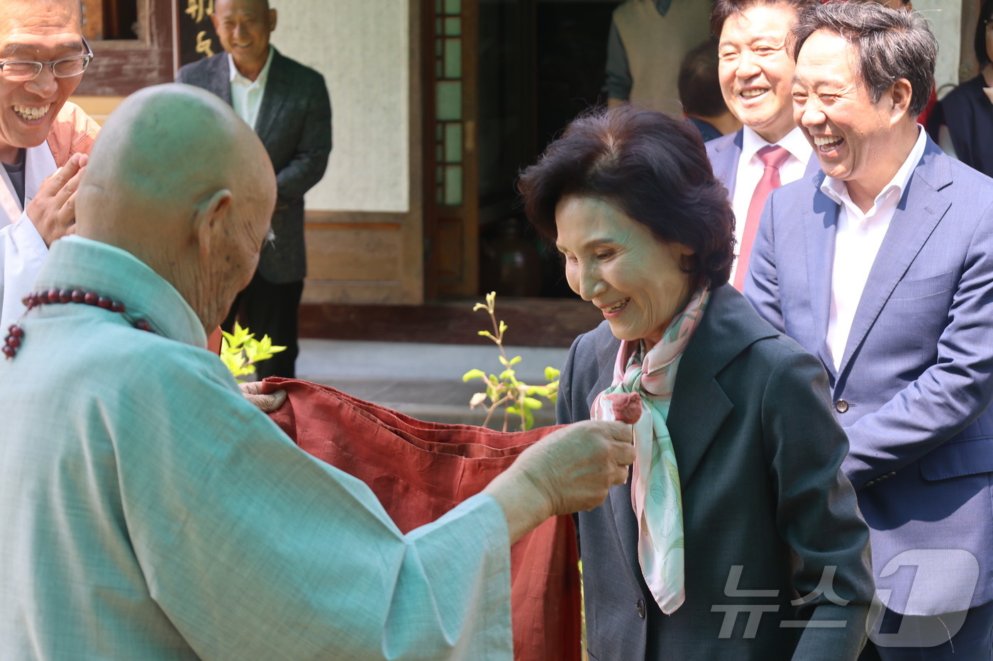 (서울=뉴스1) = 김문수 국민의힘 대통령 후보 배우자 설난영 여사가 25일 충남 예산 수덕사를 방문해 도신 주지스님을 예방하고 있다. (국민의힘 제공. 재판매 및 DB금지) 20 …