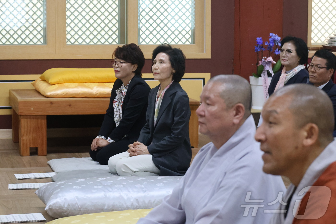 (서울=뉴스1) = 김문수 국민의힘 대통령 후보 배우자 설난영 여사가 25일 충남 예산 수덕사를 방문해 도신 주지스님을 예방하고 있다. (국민의힘 제공. 재판매 및 DB금지) 20 …