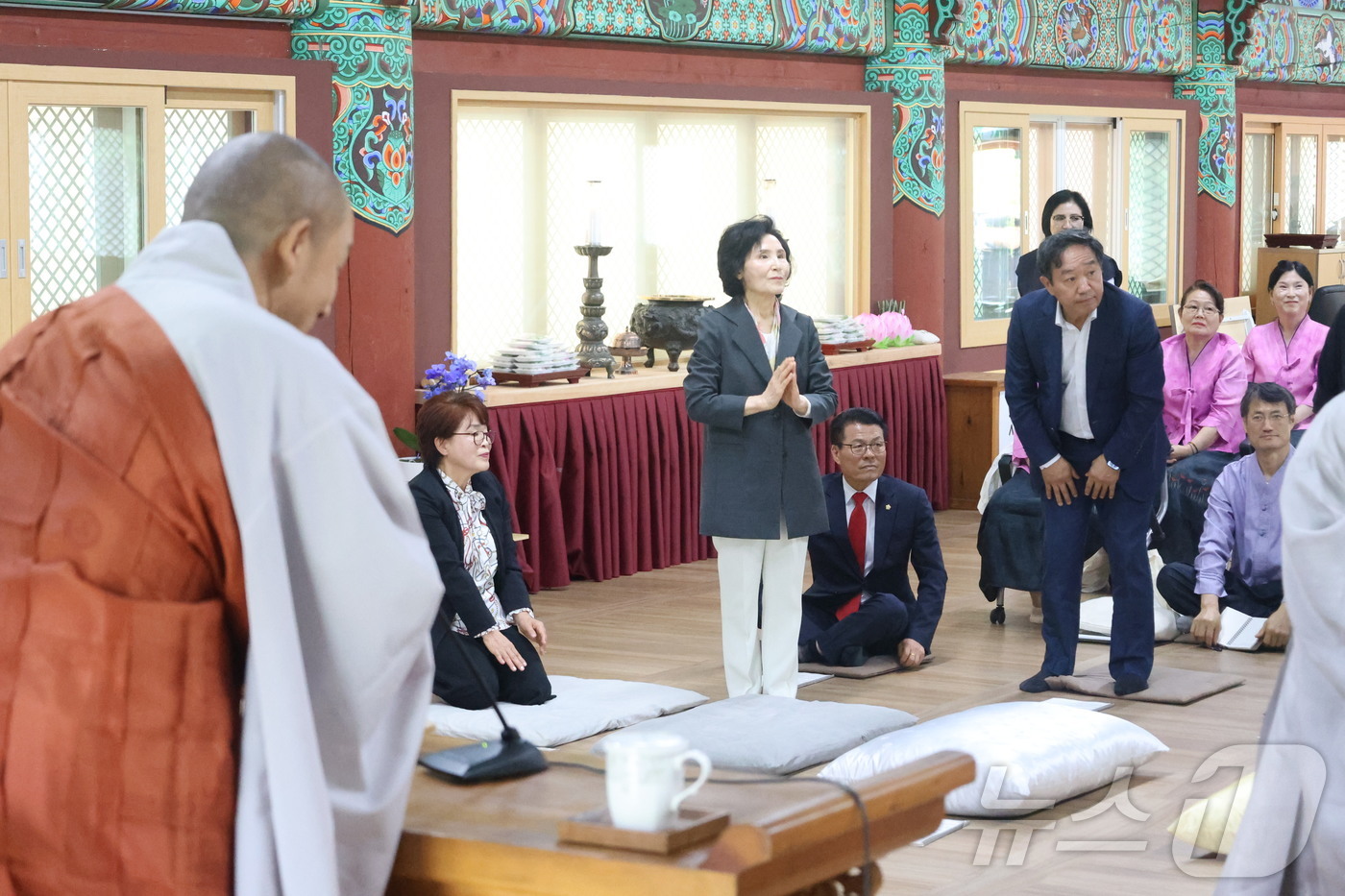 (서울=뉴스1) = 김문수 국민의힘 대통령 후보 배우자 설난영 여사가 25일 충남 예산 수덕사를 방문해 도신 주지스님을 예방하고 있다. (국민의힘 제공. 재판매 및 DB금지) 20 …