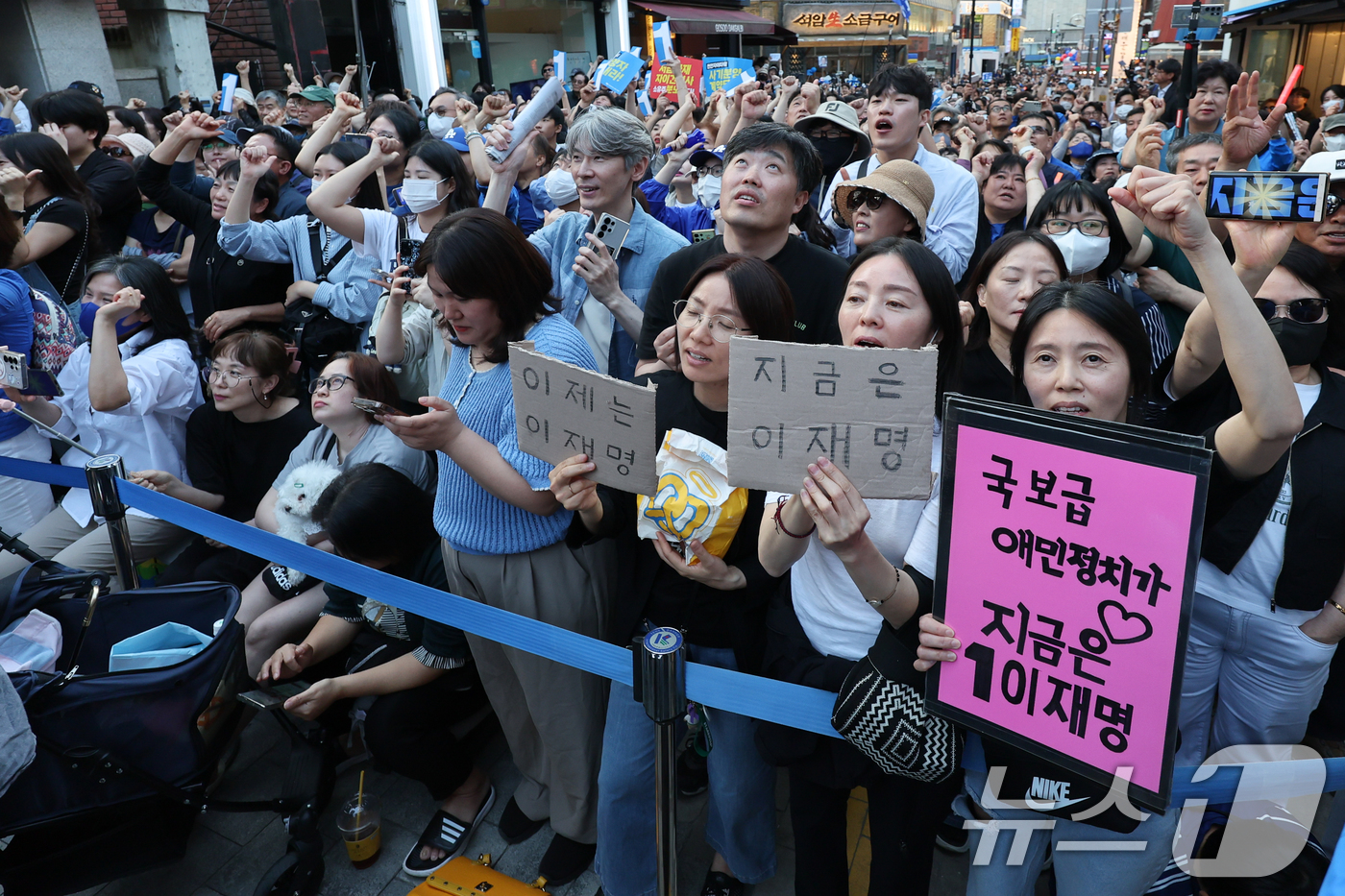 (천안=뉴스1) 안은나 기자 = 이재명 더불어민주당 대통령 후보가 캐스팅보트인 충청권 공략에 나선 25일 오후 충남 천안시 신부문화거리에서 시민들이 이 후보 유세를 듣고 있다. 2 …