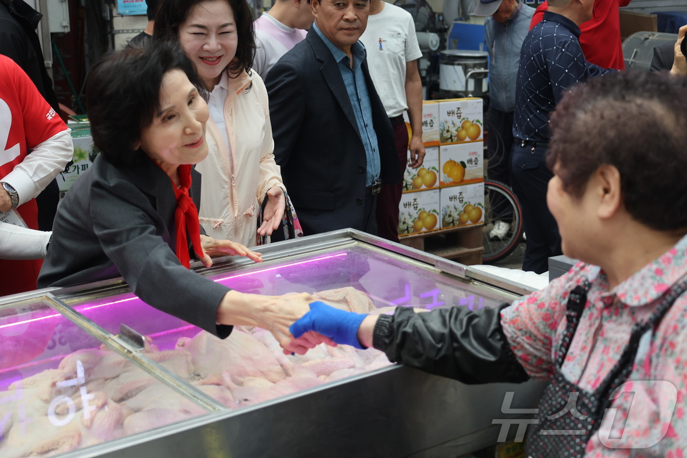 (서울=뉴스1) = 김문수 국민의힘 대통령 후보 배우자 설난영 여사가 25일 경기 평택 통복시장을 방문해 상인들을 만나고 있다. (국민의힘 제공. 재판매 및 DB금지) 2025.5 …