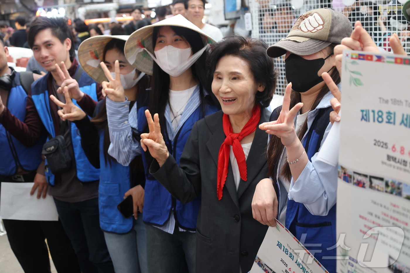 (서울=뉴스1) = 김문수 국민의힘 대통령 후보 배우자 설난영 여사가 25일 경기 평택 통복시장을 방문, 지지를 호소하고 있다. (국민의힘 제공. 재판매 및 DB금지) 2025.5 …