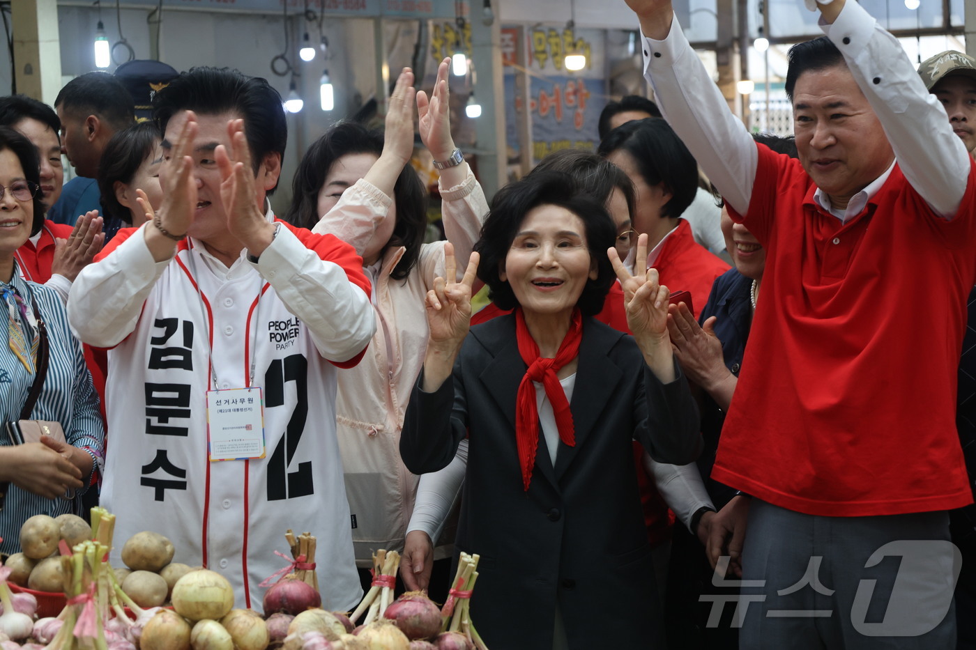 (서울=뉴스1) = 김문수 국민의힘 대통령 후보 배우자 설난영 여사가 25일 경기 평택 통복시장을 방문해 상인들을 만나고 있다. (국민의힘 제공. 재판매 및 DB금지) 2025.5 …