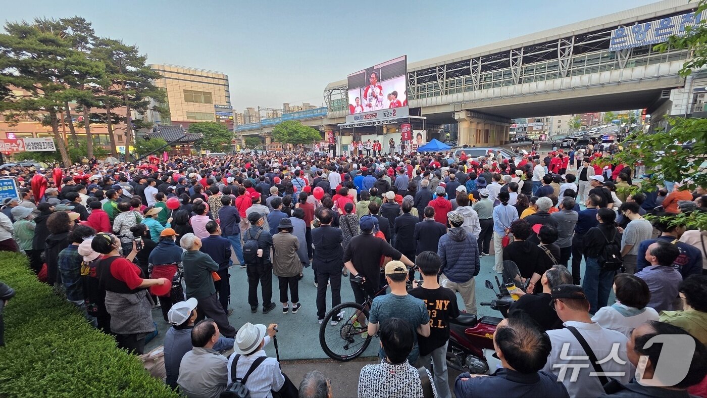 본문 이미지 - 김문수 국민의힘 대선 후보는 25일 온양온천역 광장에서 유세를 벌였다. 2025.5.25. /뉴스1 ⓒ News1 이시우 기자