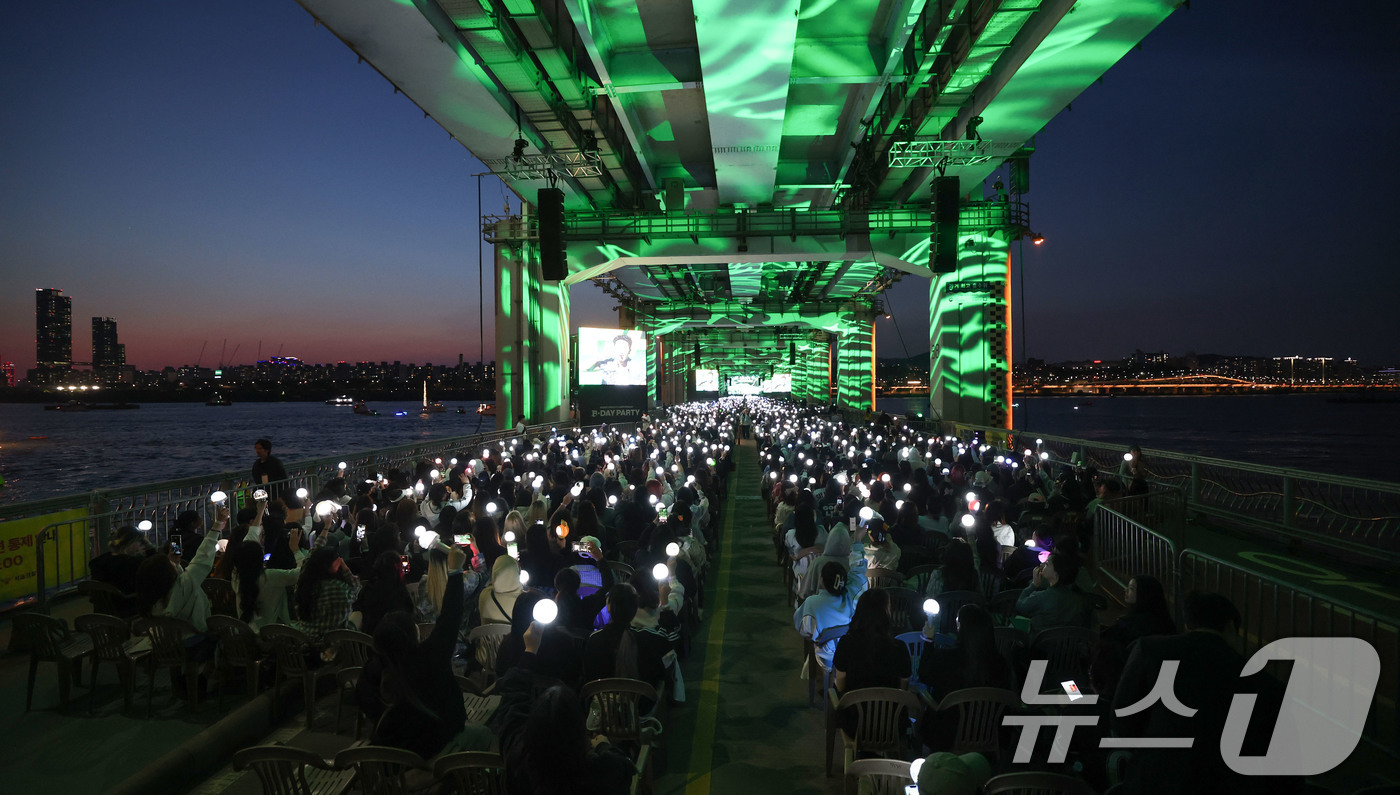 (서울=뉴스1) 박세연 기자 = 그룹 ‘세븐틴’이 25일 서울 잠수교 위에서 데뷔 10주년 기념 무료 공연 ‘B-DAY PARTY’를 하고 있다.이번 공연은 차 없는 잠수교 뚜벅뚜 …