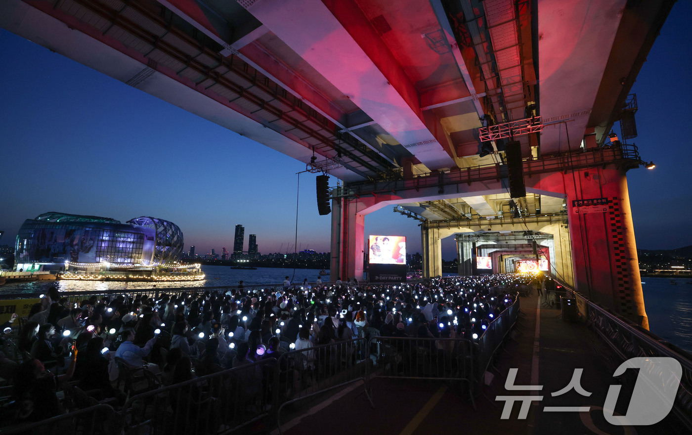 (서울=뉴스1) 박세연 기자 = 그룹 ‘세븐틴’이 25일 서울 잠수교 위에서 데뷔 10주년 기념 무료 공연 ‘B-DAY PARTY’를 하고 있다.이번 공연은 차 없는 잠수교 뚜벅뚜 …