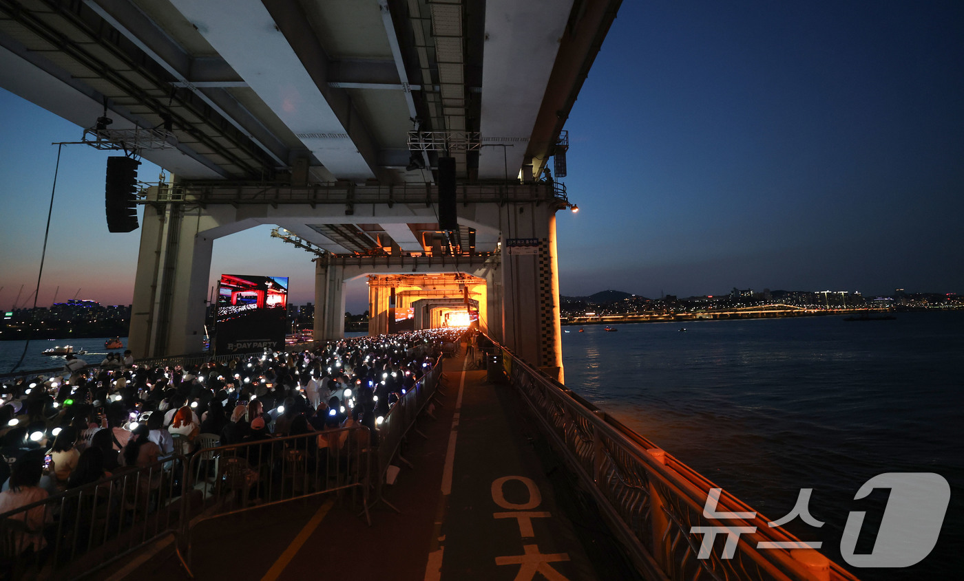 (서울=뉴스1) 박세연 기자 = 그룹 ‘세븐틴’이 25일 서울 잠수교 위에서 데뷔 10주년 기념 무료 공연 ‘B-DAY PARTY’를 하고 있다.이번 공연은 차 없는 잠수교 뚜벅뚜 …
