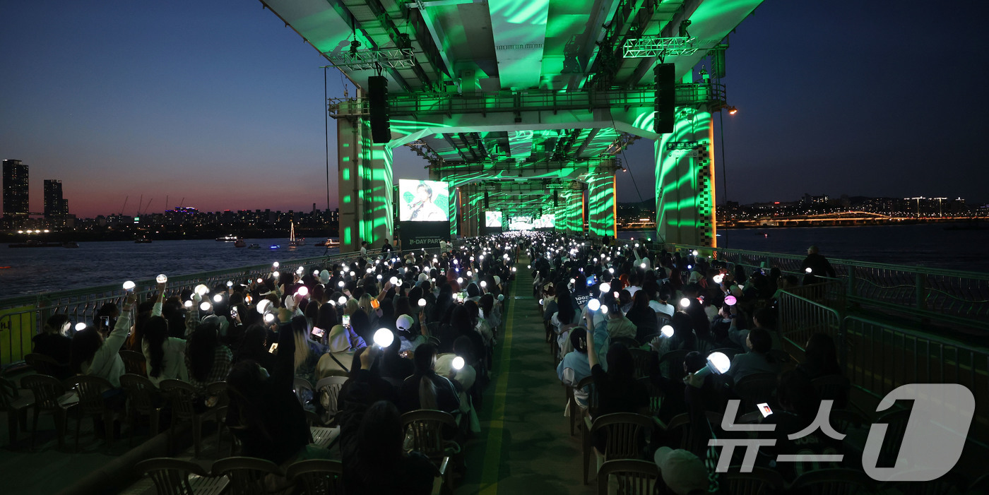 (서울=뉴스1) 박세연 기자 = 그룹 ‘세븐틴’이 25일 서울 잠수교 위에서 데뷔 10주년 기념 무료 공연 ‘B-DAY PARTY’를 하고 있다.이번 공연은 차 없는 잠수교 뚜벅뚜 …