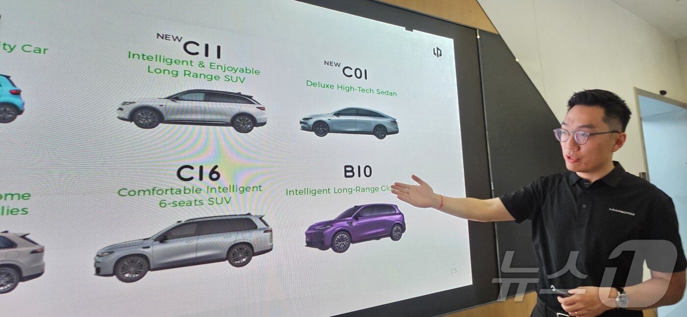 본문 이미지 - 리젠난 립모터스 해외사업부 부총경리가 자사 주요 모델을 소개하고 있다. ⓒ News1 정은지 특파원