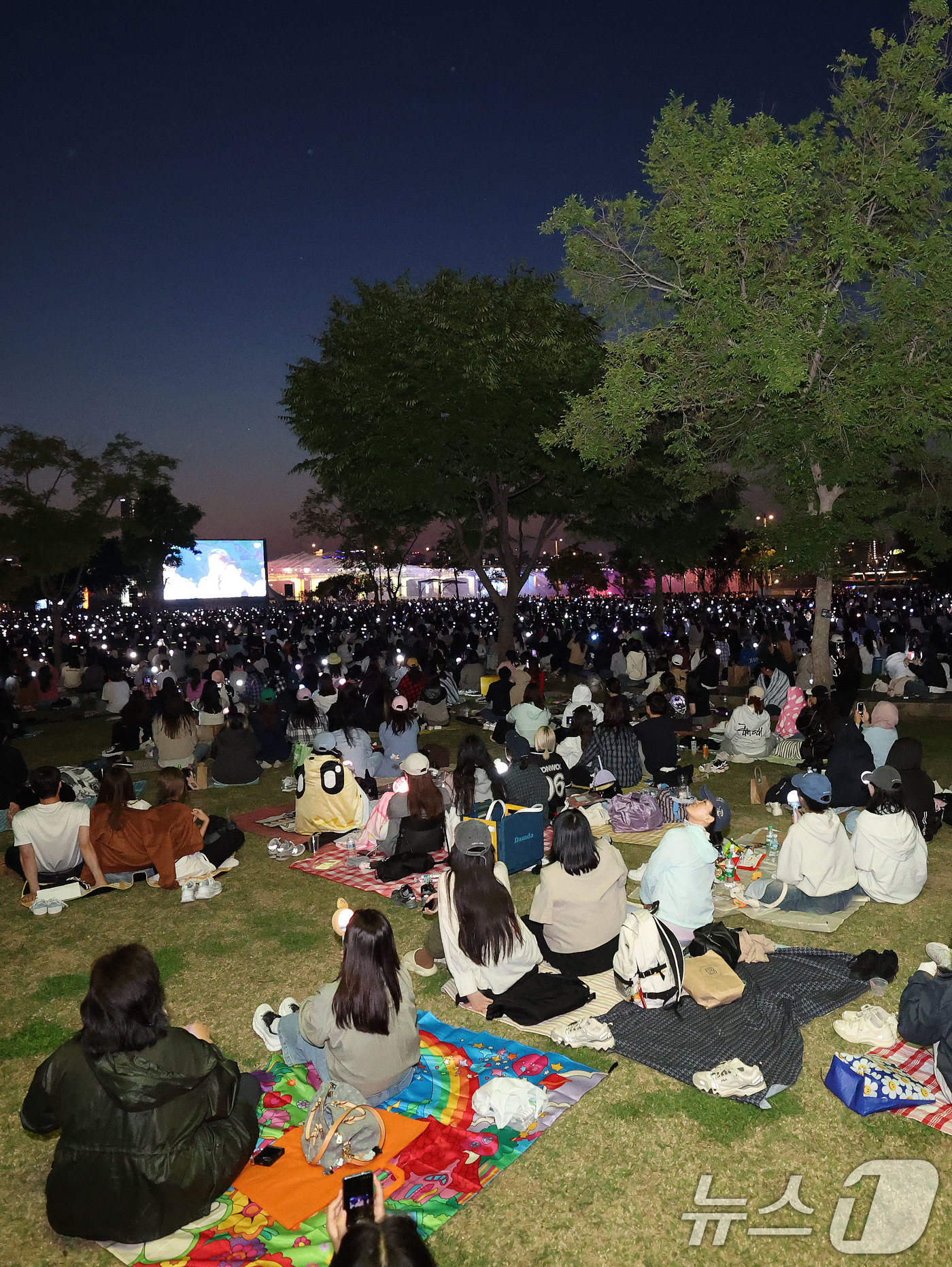 (서울=뉴스1) 박세연 기자 = 25일 서울 잠수교 위에서 열린 그룹 세븐틴의 데뷔 10주년 기념 무료 공연 ‘B-DAY PARTY’을 팬들이 반포한강공원에서 스크린으로 즐기고 있 …