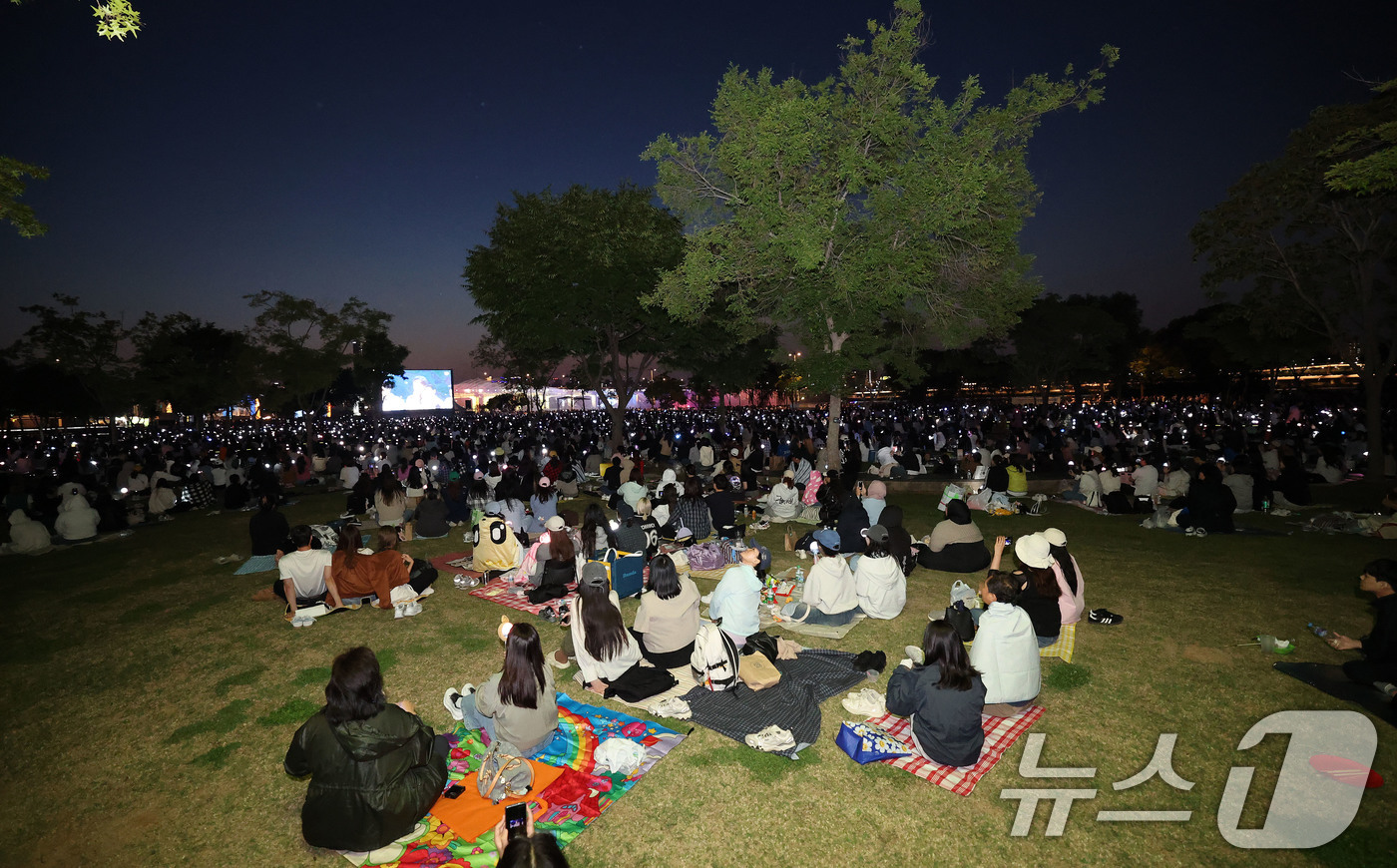 (서울=뉴스1) 박세연 기자 = 25일 서울 잠수교 위에서 열린 그룹 세븐틴의 데뷔 10주년 기념 무료 공연 ‘B-DAY PARTY’을 팬들이 반포한강공원에서 스크린으로 즐기고 있 …