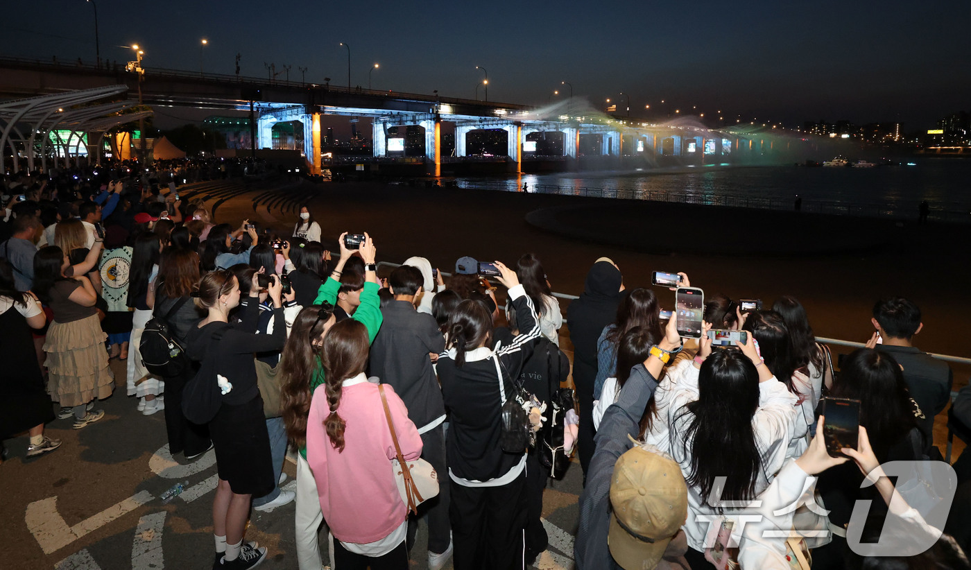 (서울=뉴스1) 박세연 기자 = 25일 서울 잠수교 위에서 그룹 세븐틴의 데뷔 10주년 기념 무료 공연 ‘B-DAY PARTY’가 열리고 있다.이번 공연은 차 없는 잠수교 뚜벅뚜벅 …