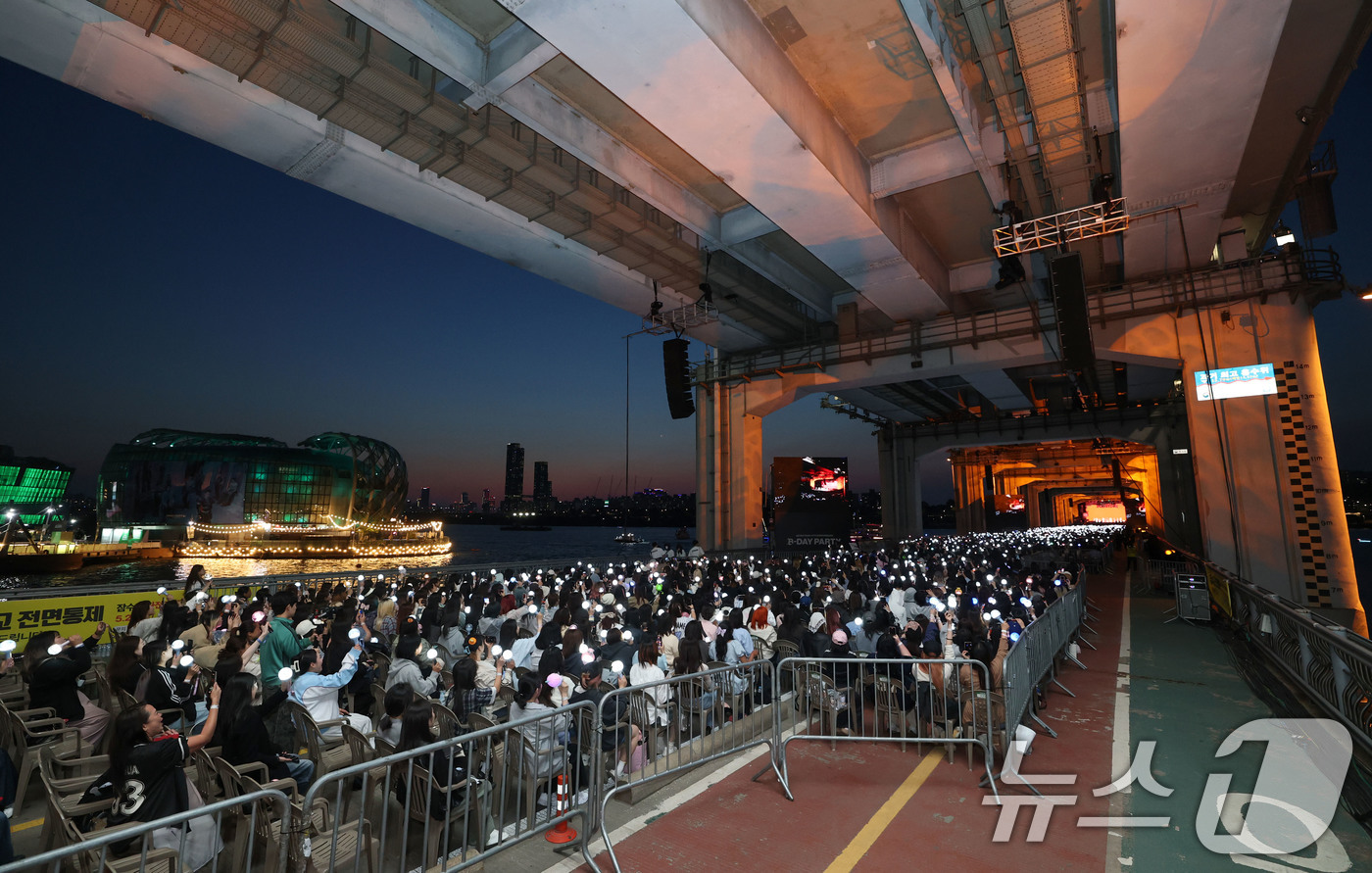 (서울=뉴스1) 박세연 기자 = 25일 서울 잠수교 위에서 그룹 세븐틴의 데뷔 10주년 기념 무료 공연 ‘B-DAY PARTY’가 열리고 있다.이번 공연은 차 없는 잠수교 뚜벅뚜벅 …