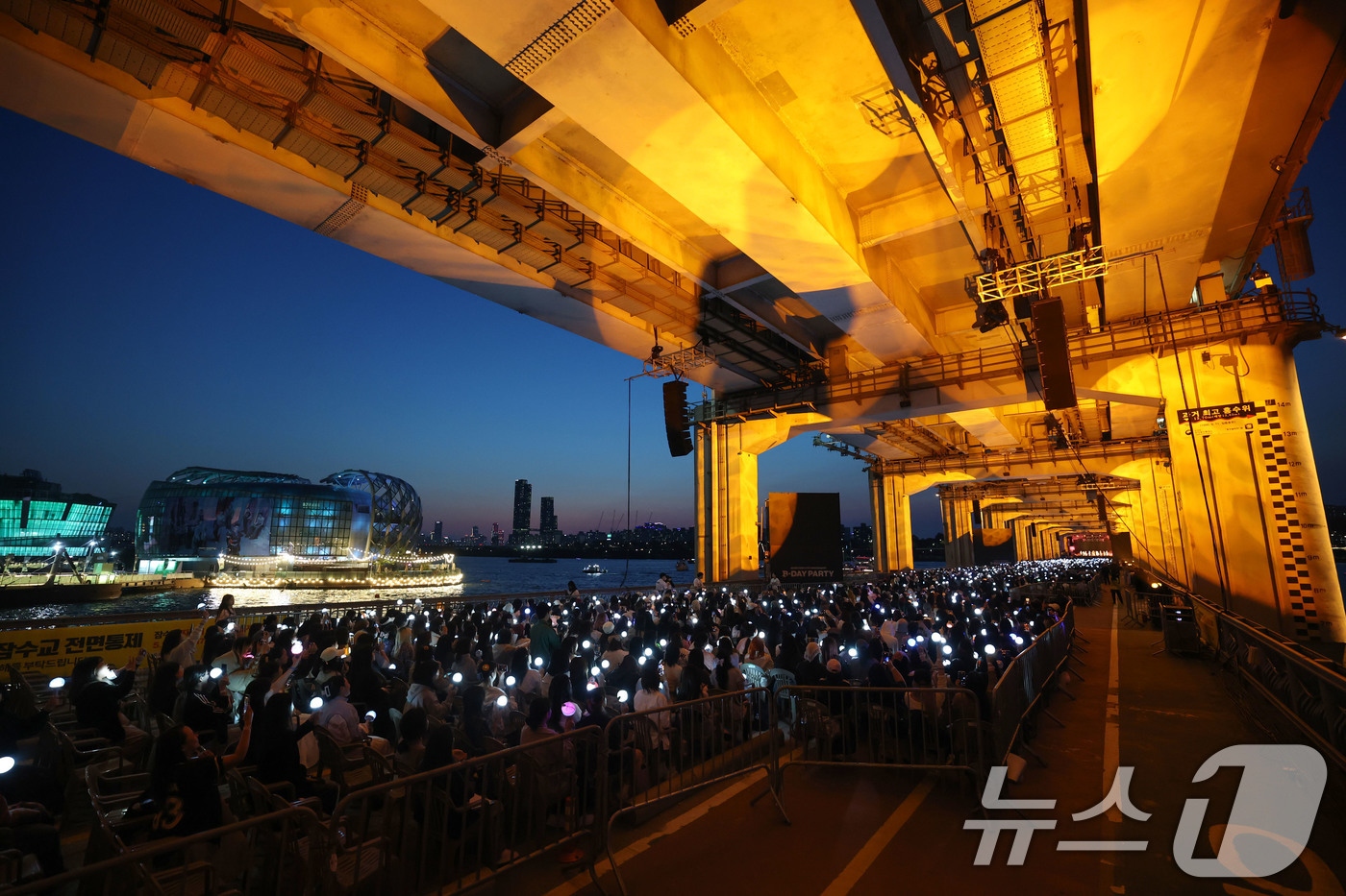 (서울=뉴스1) 박세연 기자 = 25일 서울 잠수교 위에서 그룹 세븐틴의 데뷔 10주년 기념 무료 공연 ‘B-DAY PARTY’가 열리고 있다.이번 공연은 차 없는 잠수교 뚜벅뚜벅 …