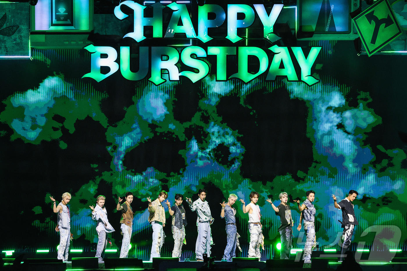 (서울=뉴스1) = 그룹 ‘세븐틴’이 25일 서울 잠수교 위에서 데뷔 10주년 기념 무료 공연 ‘B-DAY PARTY’를 하고 있다. 이번 공연은 차 없는 잠수교 뚜벅뚜벅축제의 일 …