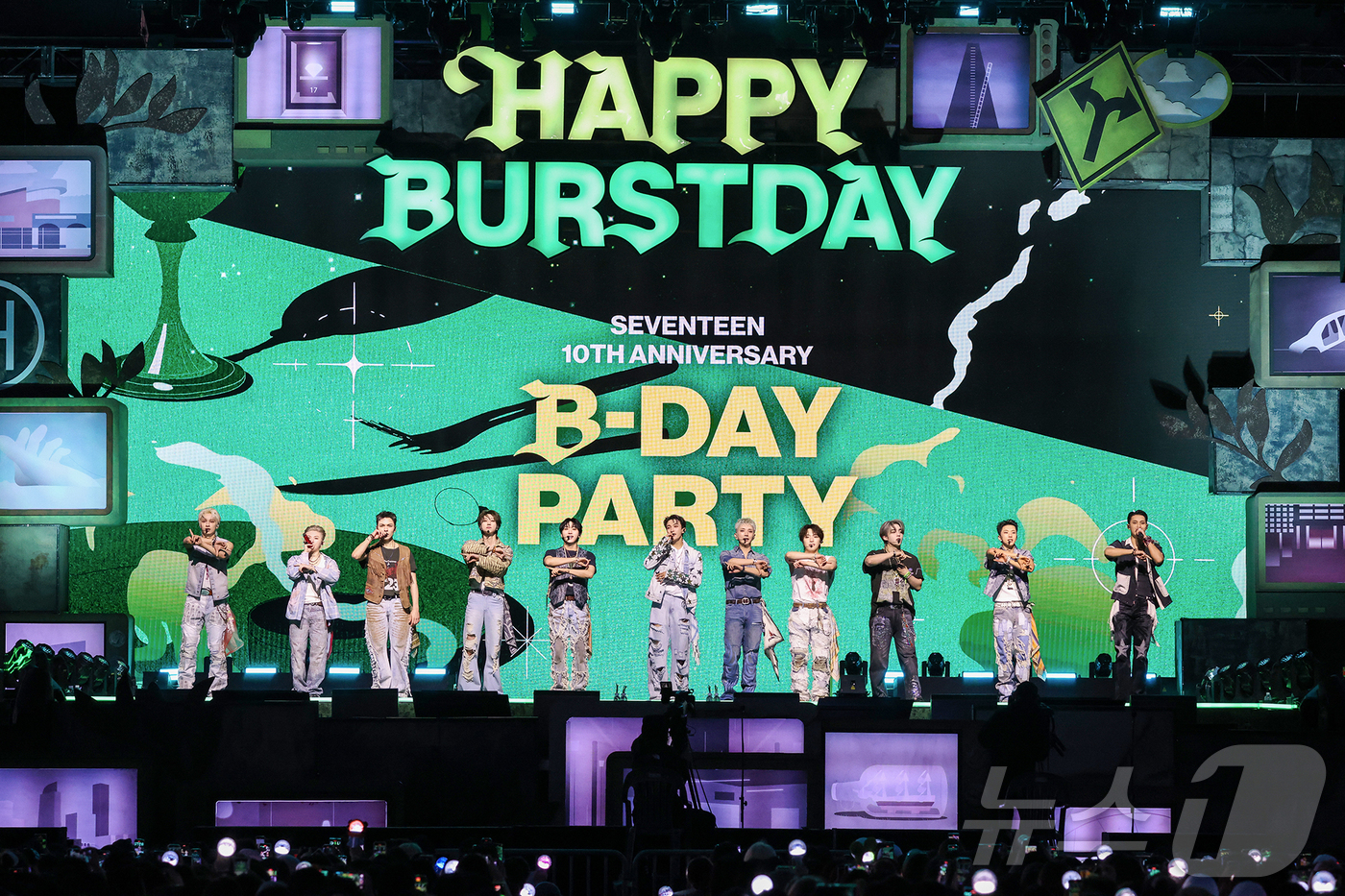 (서울=뉴스1) = 그룹 ‘세븐틴’이 25일 서울 잠수교 위에서 데뷔 10주년 기념 무료 공연 ‘B-DAY PARTY’를 하고 있다. 이번 공연은 차 없는 잠수교 뚜벅뚜벅축제의 일 …