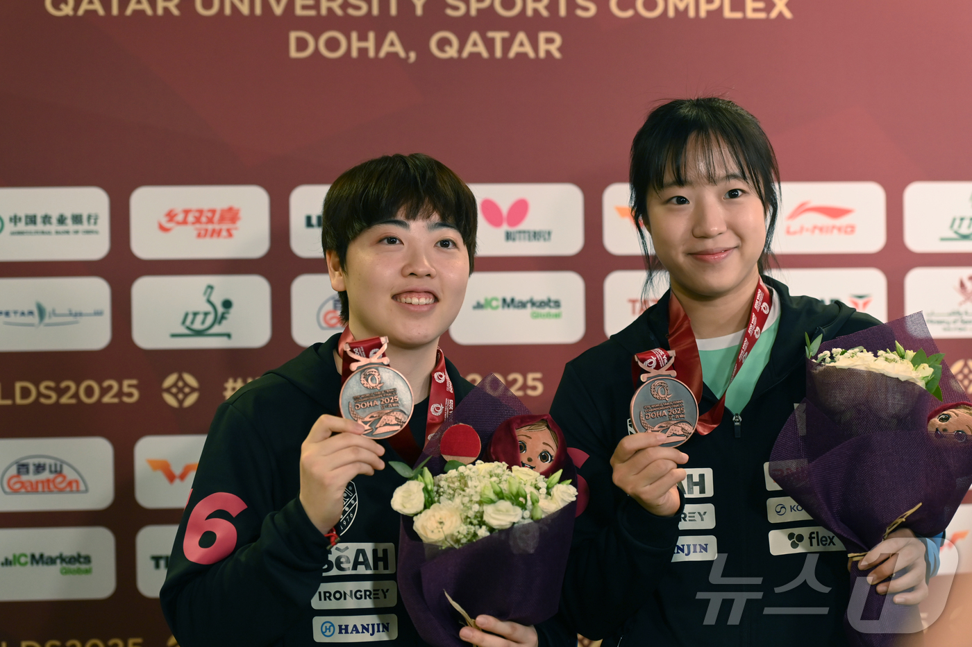(서울=뉴스1) 사진공동취재단 = 신유빈, 유한나가 25일 카타르 도하 루사일 아레나에서 열린 2025 국제탁구연맹(ITTF) 세계선수권대회 여자복식 시상식 후 동메달을 목에 건 …