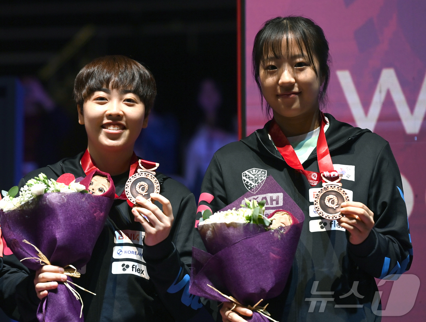 (서울=뉴스1) 사진공동취재단 = 신유빈, 유한나가 25일 카타르 도하 루사일 아레나에서 열린 2025 국제탁구연맹(ITTF) 세계선수권대회 여자복식 시상식에서 동메달을 목에 건 …