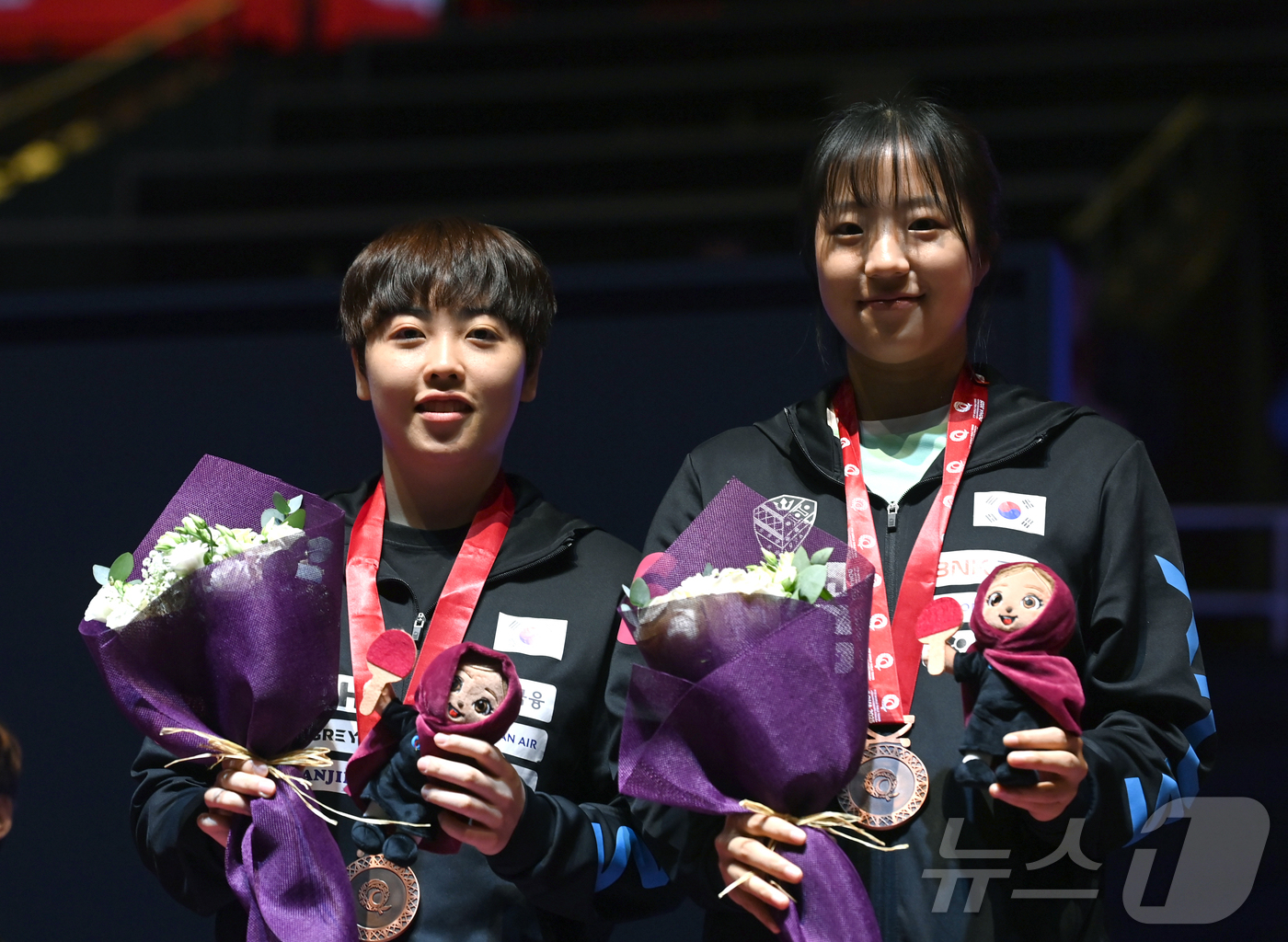 (서울=뉴스1) 사진공동취재단 = 신유빈, 유한나가 25일 카타르 도하 루사일 아레나에서 열린 2025 국제탁구연맹(ITTF) 세계선수권대회 여자복식 시상식에서 동메달을 목에 건 …
