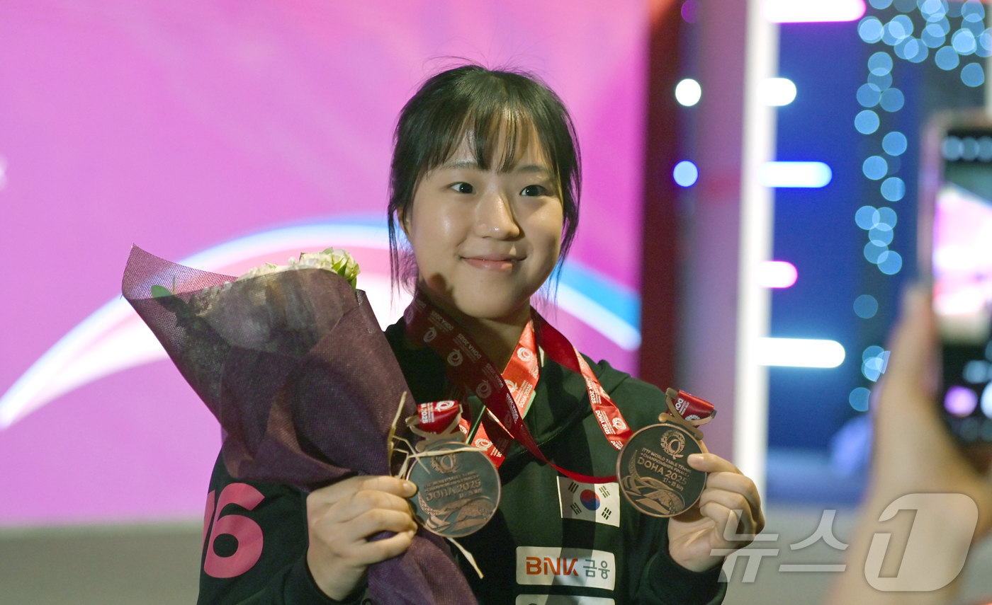 (서울=뉴스1) 사진공동취재단 = 신유빈이 25일 카타르 도하 루사일 아레나에서 열린 2025 국제탁구연맹(ITTF) 세계선수권대회 시상식 후 동메달 2개를 목에 건 후 포즈를 취 …
